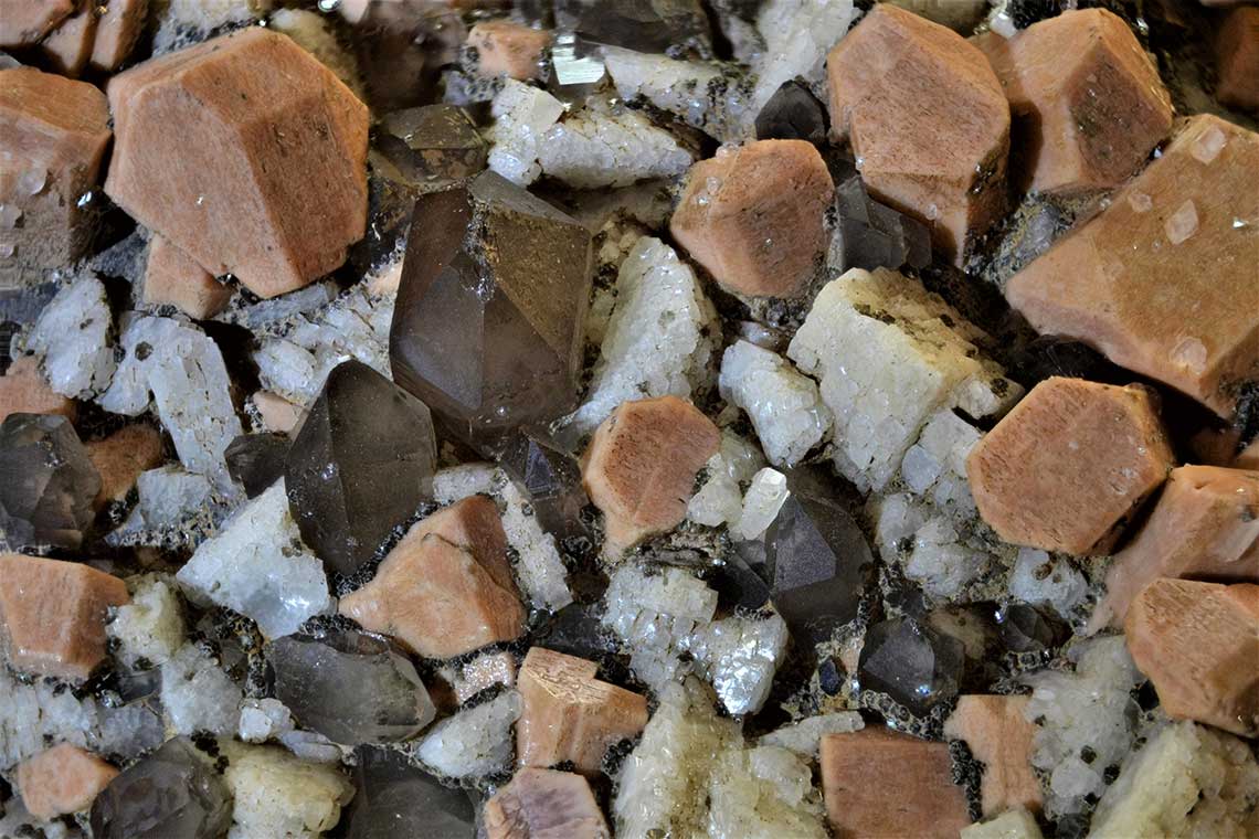 Vista, d’aproximadament 1 cm d’amplada, d’una mostra de mà d’un granit, d’una pedrera de Sils