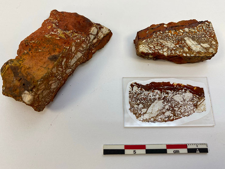Vista d’una làmina prima representativa d’una mostra d’una mineralització rica en hematites