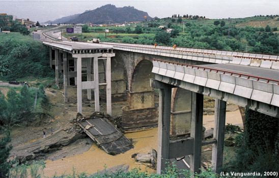 Puente de la N II en Esparreguera después de la tromba de agua de junio de 2000