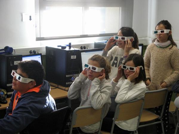 Alumnes de l'EdA de Tremp fent pràctiques amb ulleres de visió estereoscòpica