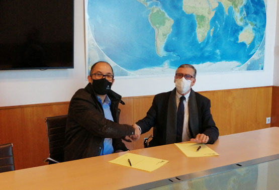 El president de la delegació de Catalunya del COLGEOCAT i el director de l'ICGC donant-se la ma amb el conveni signat